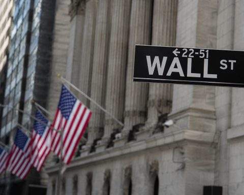 US stocks edge lower as chip stocks slip after Samsung warning