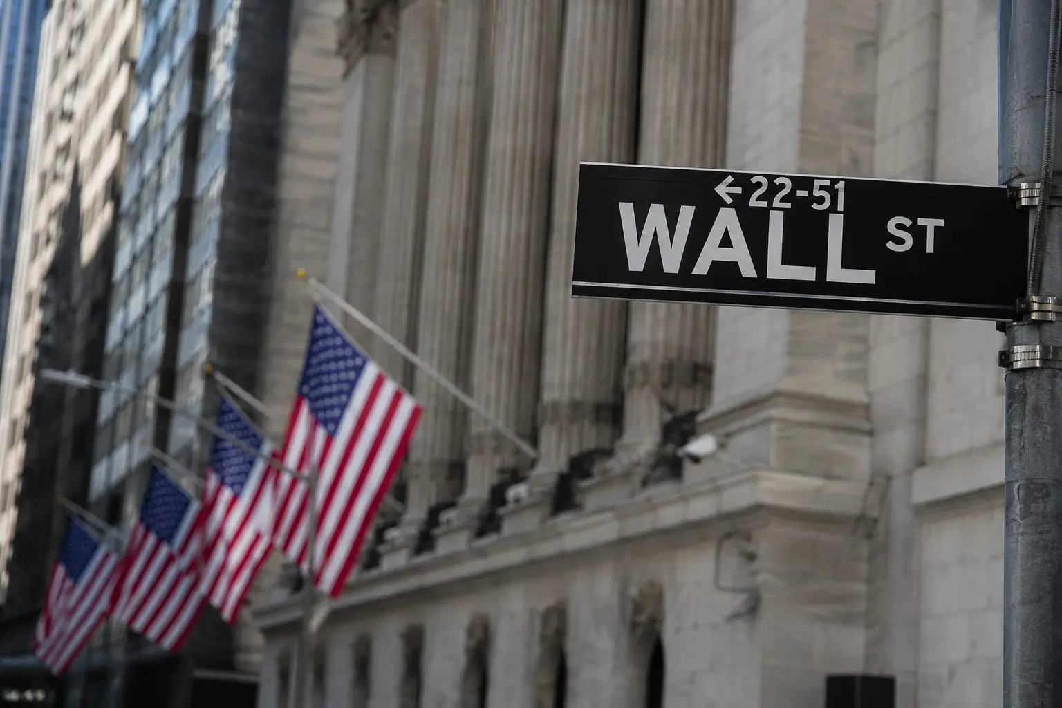 US stocks edge lower as chip stocks slip after Samsung warning