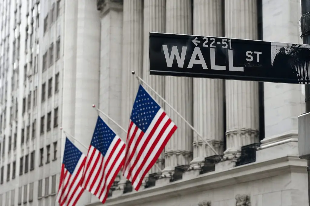 US shares fall as $7 billion cash outflow pressures AI sector while oil nears $100