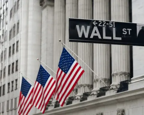US shares fall as $7 billion cash outflow pressures AI sector while oil nears $100