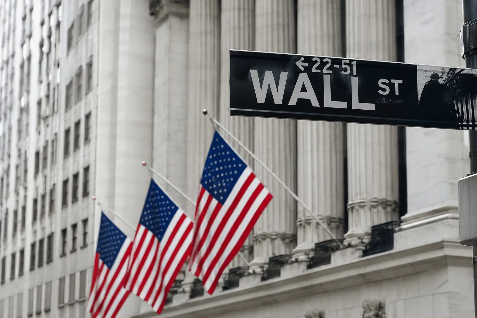 US shares fall as $7 billion cash outflow pressures AI sector while oil nears $100