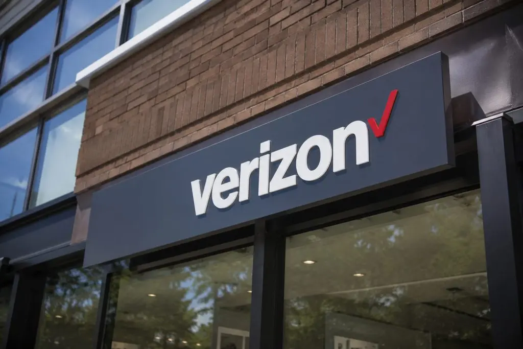 Verizon (NYSE:VZ) swings as investors eye dividend risk