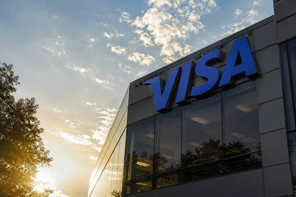 Visa (NYSE:V) Shares Dip as Cross-Border Income Trails Growth in Payment Volume