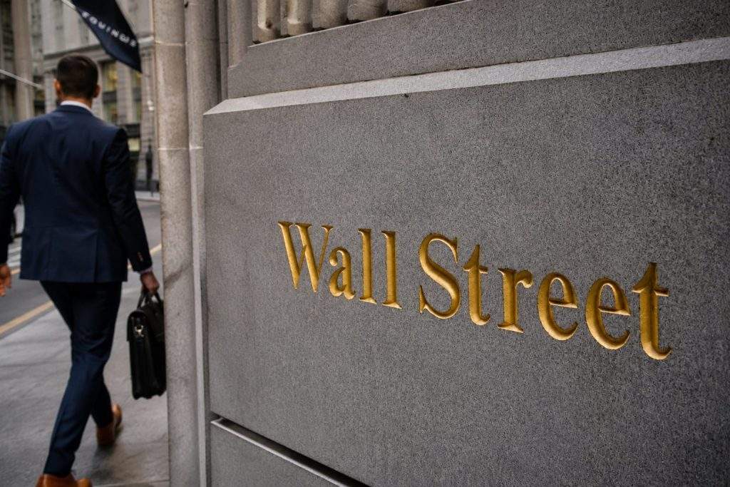 Wall Street Jumps After U.S.-Iran Slowdown Drives 6% Oil Fall; Travel Shares Gain
