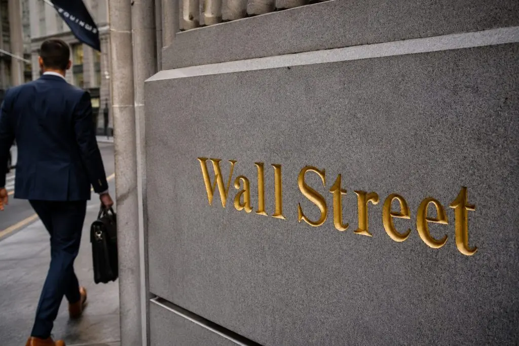 Wall Street Jumps After U.S.-Iran Slowdown Drives 6% Oil Fall; Travel Shares Gain