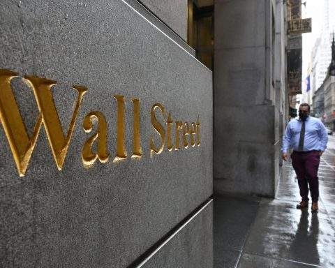 Nasdaq Futures Edge Up, Oil Fears Still Weigh After Iran Moves