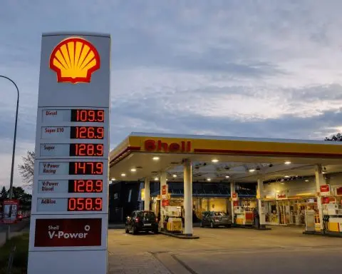 Why Shell (LON:SHEL) Stock Is Beating the FTSE: A $5.8 Billion Sale Run Reframes the ARC Deal Math