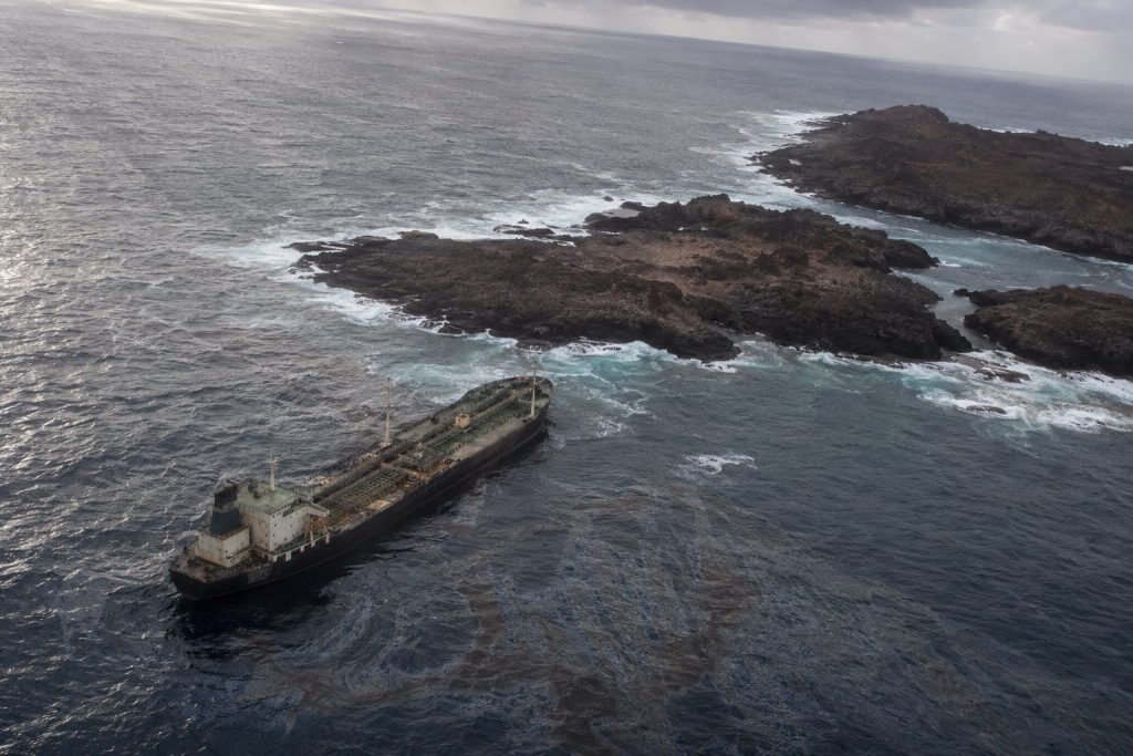 $72 Million Shadow-Fleet Oil Cargo Threatened by Oman Spill, Markets Unshaken