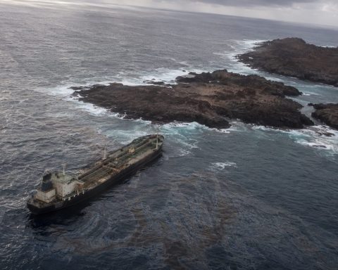 $72 Million Shadow-Fleet Oil Cargo Threatened by Oman Spill, Markets Unshaken