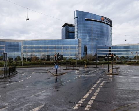 UK Stock Market Today 24/08/2026 [UPDATE: 09:52 BST] [Rio Tinto and Unilever Limit FTSE Loss as AstraZeneca Slips]
