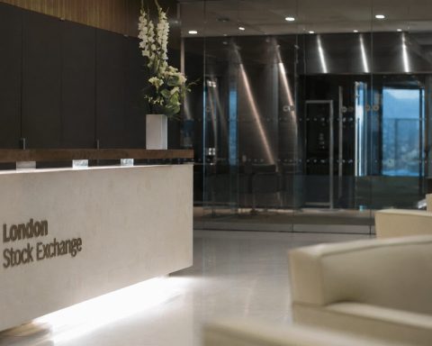 Marché boursier britannique aujourd’hui 27/08/2026 [UPDATE: 15:45 BST] [Shell et AstraZeneca accentuent la chute du FTSE alors que les valeurs moyennes tiennent bon]