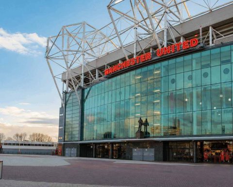 Acciones del Manchester United (NYSE:MANU): Oferta reportada de £65 millones por Baleba equivale al 107% del efectivo