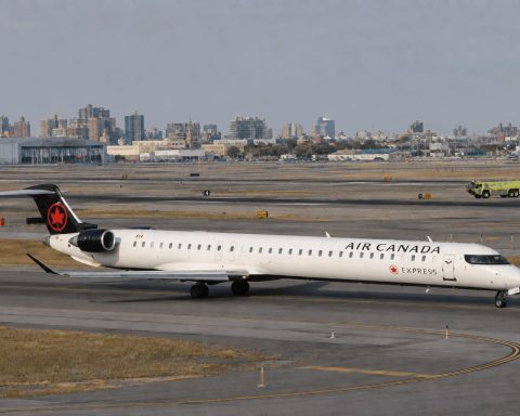 Air Canada Stock Falls 1.5% as LaGuardia Controller Firings Renew Safety Scrutiny