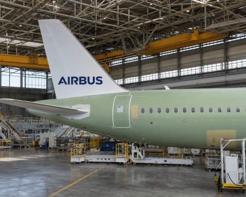 Airbus Shares Edge Down as A320 Output Targets Demand 48% H2 Delivery Jump