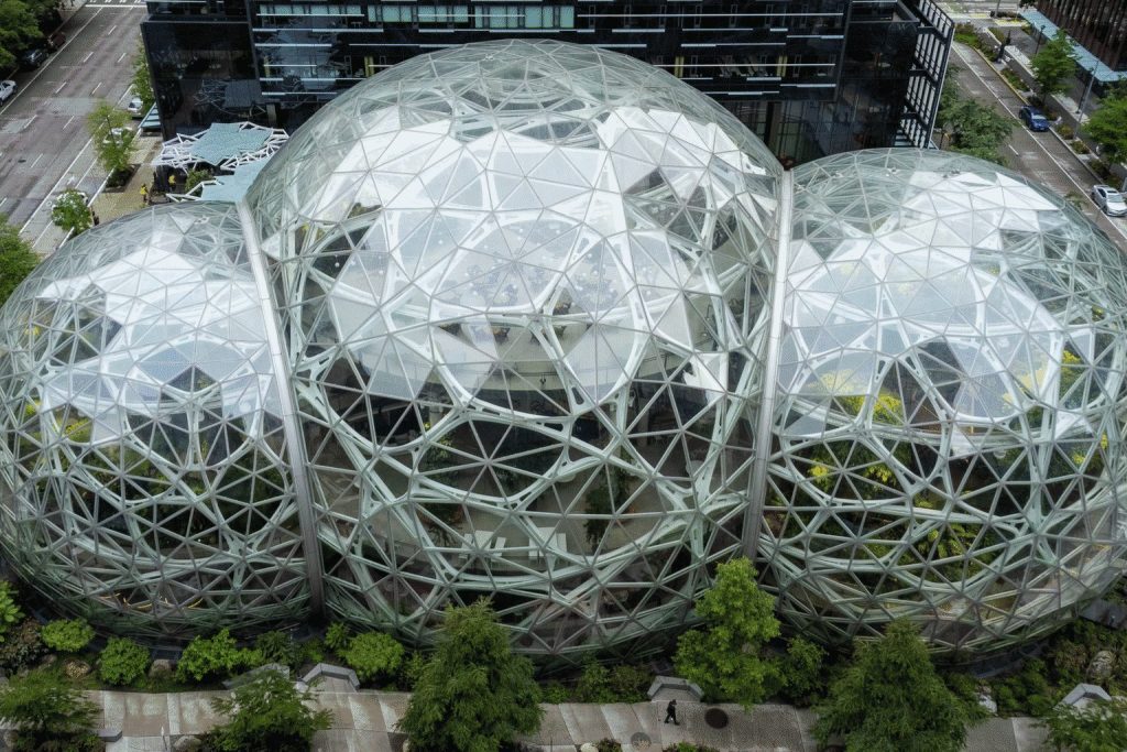 Amazon Shares Climb 4.0%, Market Value Grows by $110 Billion as AI Price Target Lifted to $355