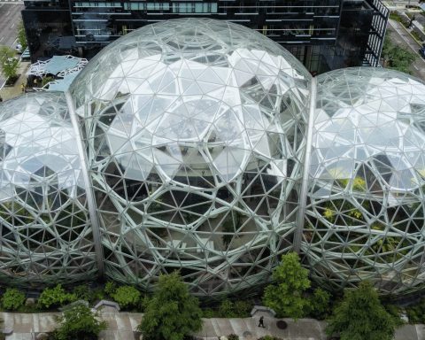 Amazon Shares Climb 4.0%, Market Value Grows by $110 Billion as AI Price Target Lifted to $355