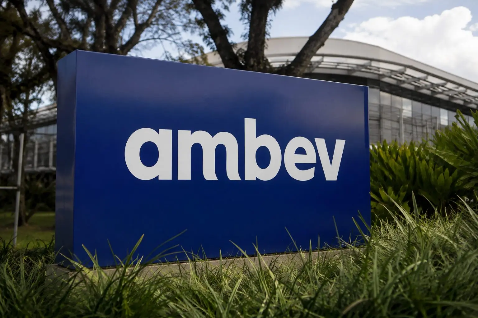 Ambev Shares Slip Over the Week Despite Solid Cash Flow Amid Concerns on Volumes