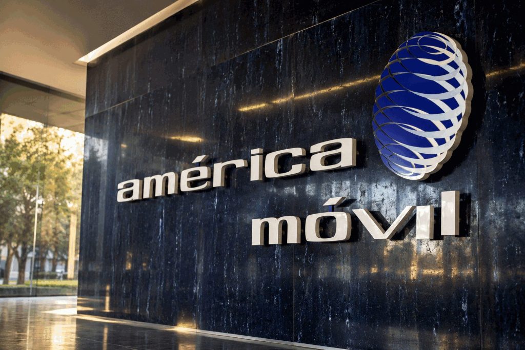 América Móvil Shares Gain 1% as Peso Approaches 17, Highlighting 1.7-Point Growth Disparity