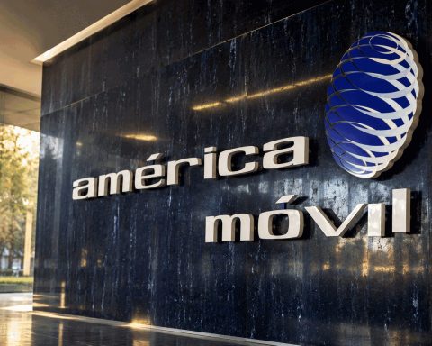 América Móvil Shares Gain 1% as Peso Approaches 17, Highlighting 1.7-Point Growth Disparity
