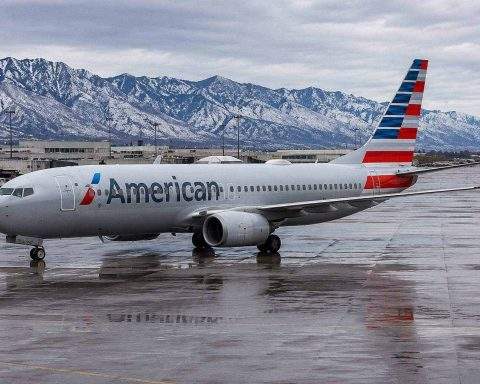 American Airlines Group Inc. (NASDAQ:AAL) Shares Rise While Oil Drop Lowers Fuel Costs; Margin Differential Remains