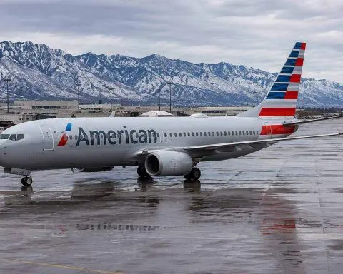 American Airlines Group Inc. (NASDAQ:AAL) Shares Rise While Oil Drop Lowers Fuel Costs; Margin Differential Remains