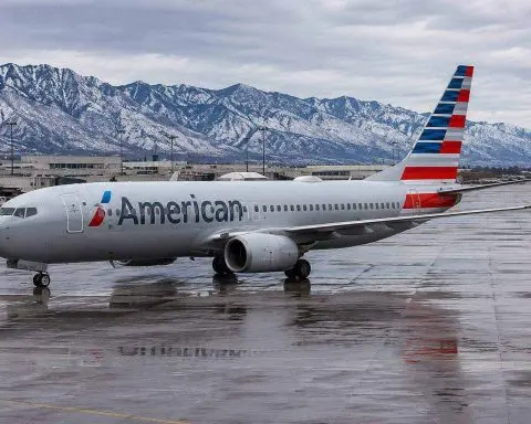 American Airlines Group Inc. (NASDAQ:AAL) Shares Gain as Oil Price Drop Highlights Narrow Margin Cushion