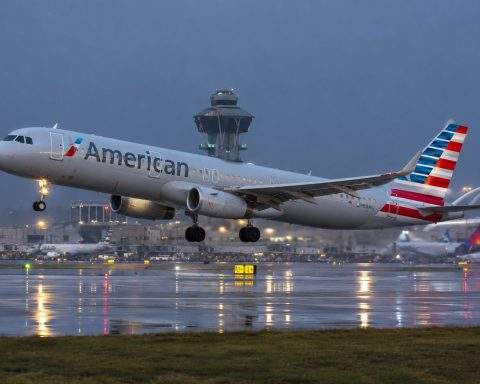 American Airlines Group (NASDAQ:AAL) Shares Drop With Fuel Costs Consuming Nearly All Revenue Growth
