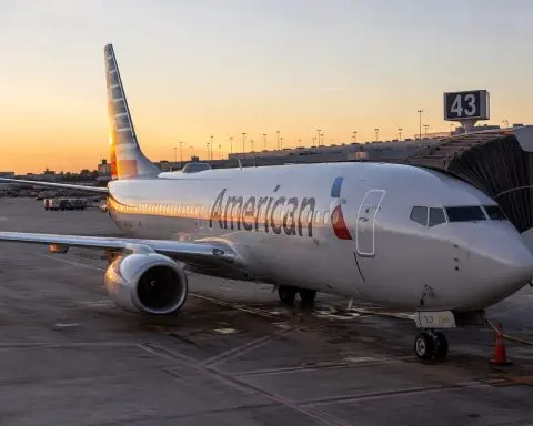 American Airlines (NASDAQ:AAL) Rises 4.4% as Shares Closes, Fuel-Cost Increase Matches 15% Company Value