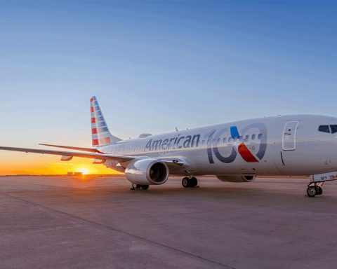 American Airlines Shares Drop 0.6% After $2.2 Billion Fuel Costs Narrow Margin to 0.4%