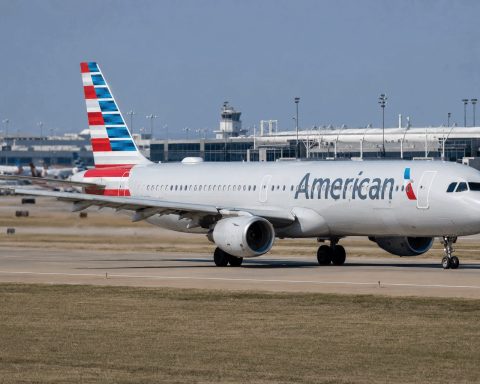 American Airlines Shares Edge Down 0.6% Despite Record Revenue, Yielding 0.4% Net Margin