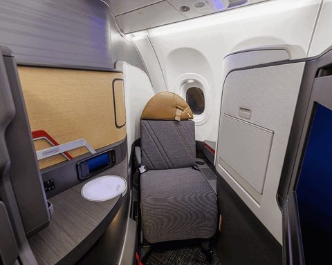 American Airlines Shares Fall 0.6% While Carrier Adds Seven Routes, Faces 2.7% Operating Margin Pressure