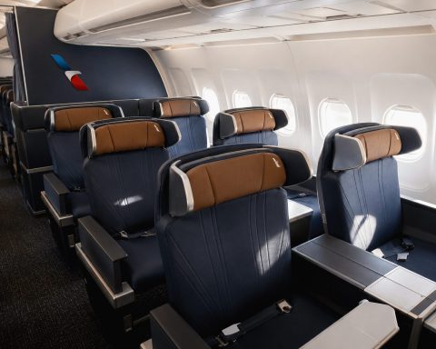 American Airlines Shares Gain 1.6% as 2028 Target Looms for Premium Strategy