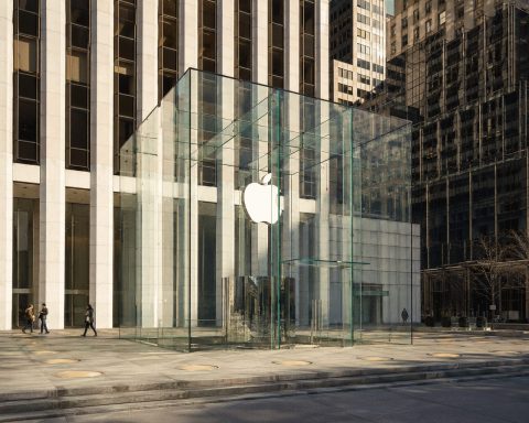 Apple Shares Drop on High P/E, Narrow Margin to Analyst Target
