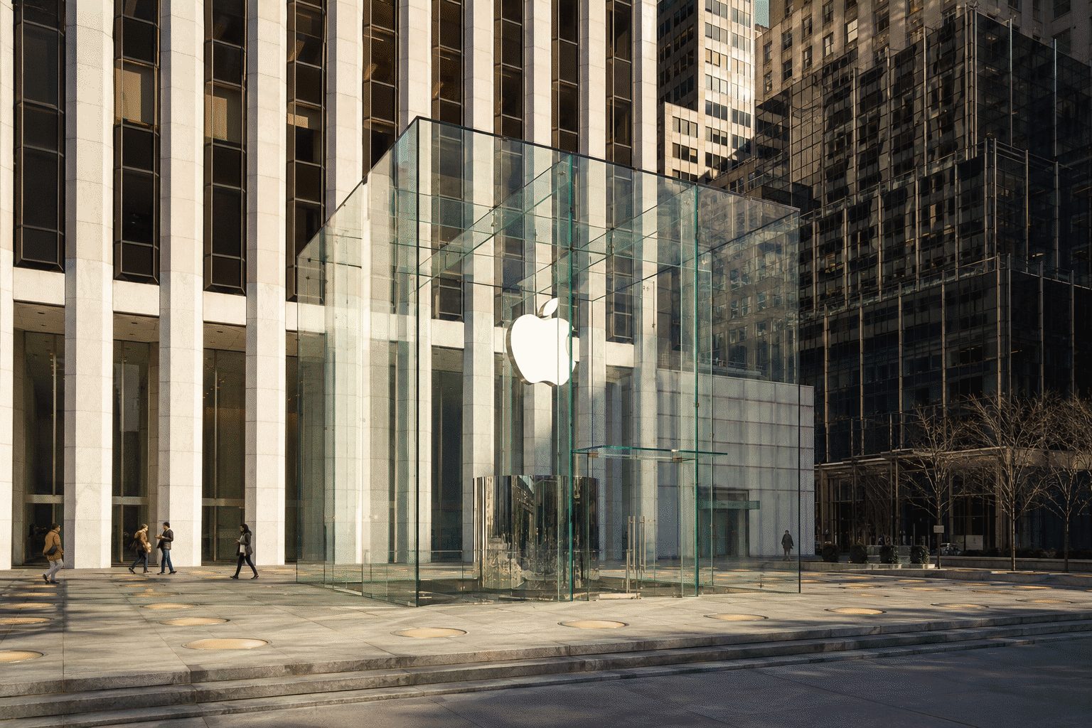 Apple Shares Drop on High P/E, Narrow Margin to Analyst Target Apple Shares Drop on High P/E, Narrow Margin to Analyst Target