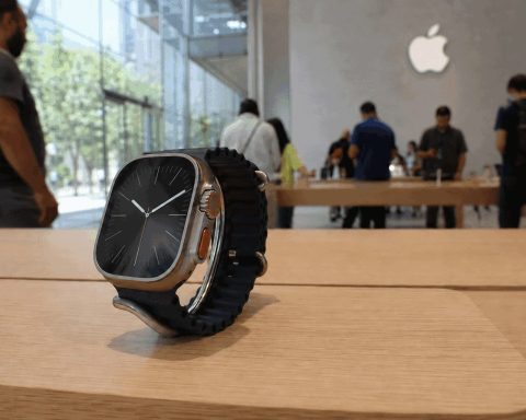 Apple Shares Gain 1.6% Ahead of Watch Ultra 4 Search Trends, $7.9 Billion Segment Trial Approaches