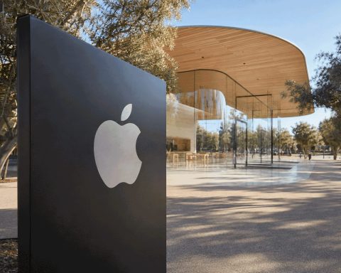 Apple’s iPhone 18 Pro Max Buzz Sharpens the Premium-Mix Bet