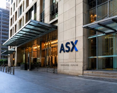 ASX 200 Steady at Close After Volatile Earnings Shifts Ahead of Wage Report