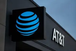 AT&T Shares Fall as Starlink Mobile Plan Challenges Cash-Flow Resilience