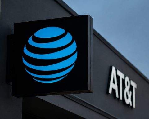 AT&T Shares Fall as Starlink Mobile Plan Challenges Cash-Flow Resilience