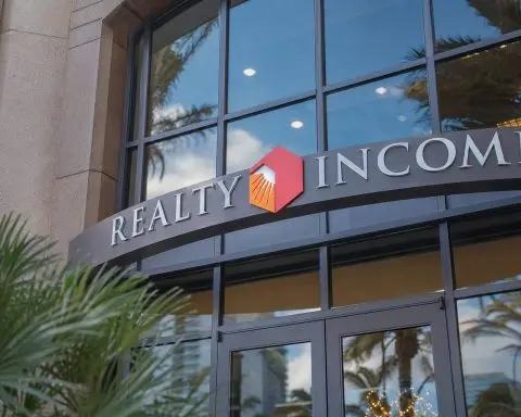 Realty Income (NYSE:O) Stock: Private Buyers Exert Pressure Amid Tightening Acquisition Margins