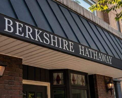 Berkshire Hathaway Approaches Analyst Price Target as Short-Term Rate Benefit Fades