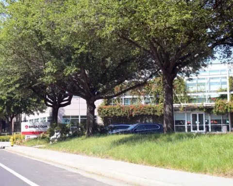 Broadcom Shares Rise 0.8% With $16 Billion AI Investment Under Scrutiny Ahead of Earnings Release