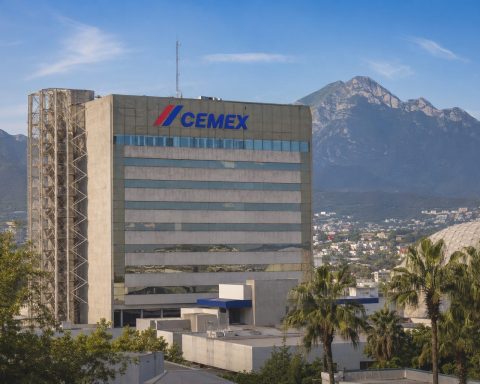 Cemex Stock: Peso at 17 Signals 8% Translation Benefit Against Guidance