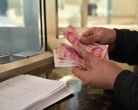 China’s Sharp Loan Decline Leaves 385 Billion Yuan Gap as U.S. Cash Markets Open