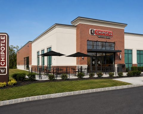 Chipotle’s BOGO Offers Face Test as 1% Traffic Rise Competes With 220-Basis-Point Margin Drop
