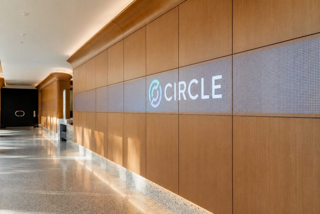 Circle Shares Drop 3.8% as Analysts’ Divide Widens Amid CLARITY Act Delay