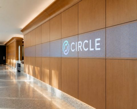 Circle Shares Drop 3.8% as Analysts’ Divide Widens Amid CLARITY Act Delay