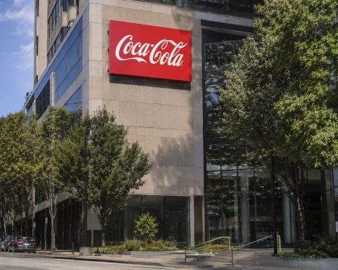Coca-Cola Shares Increase 0.7% with 35% Margin Suggesting 7% Average Upside