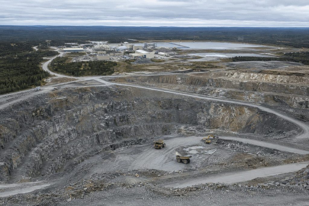 Coeur Mining Stock Falls 4.9%, Erasing $1.1 Billion as Metals Slide Coeur Mining Stock Falls 4.9%, Erasing $1.1 Billion as Metals Slide