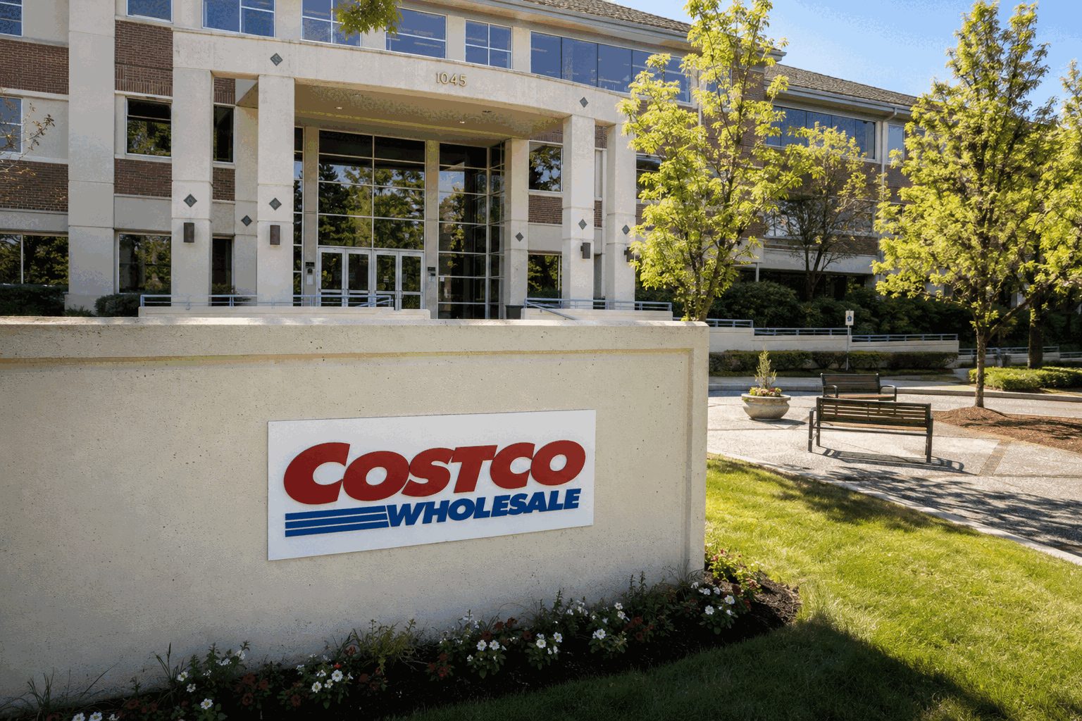 Costco Shares Ease 0.7% as 48x P/E Faces Membership Expansion Challenge Costco Shares Ease 0.7% as 48x P/E Faces Membership Expansion Challenge
